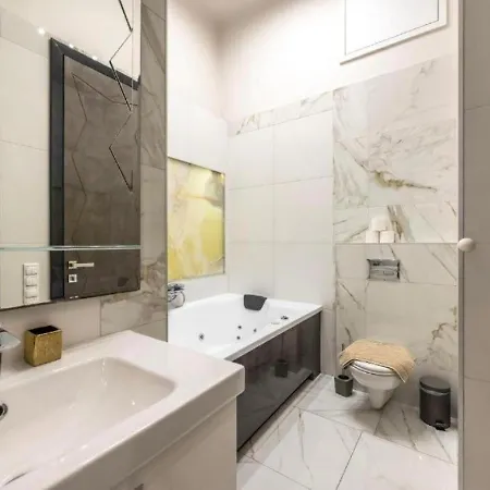 Marble & Gold Flat Jacuzzi Andrassy Steps