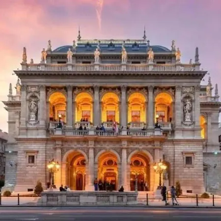 Marble & Gold Flat Jacuzzi Andrassy Steps Budapest