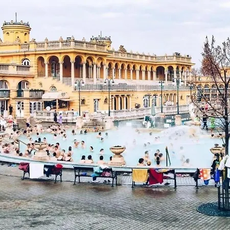 Marble & Gold Flat Jacuzzi Andrassy Steps